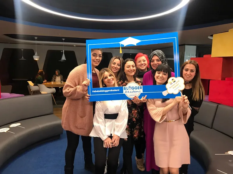Katılımcılar Blogger Akademi çerçevesiyle birlikte fotoğraf çektiriyor