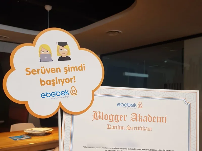 Blogger Akademi katılım sertifikası ve program temalı el pankartı