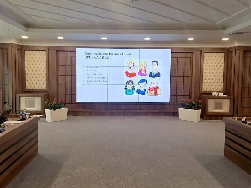 Eğitim salonunda grup çalışması yönergesini gösteren sunum ekranı