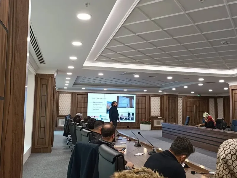 Kurum toplantı salonunda dijital pazarlama eğitiminin açılış oturumu