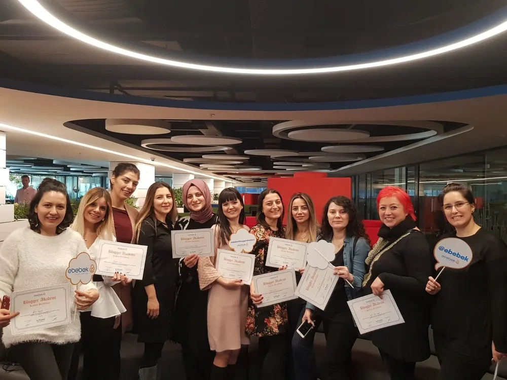 Blogger Akademi katılımcıları katılım sertifikalarıyla birlikte